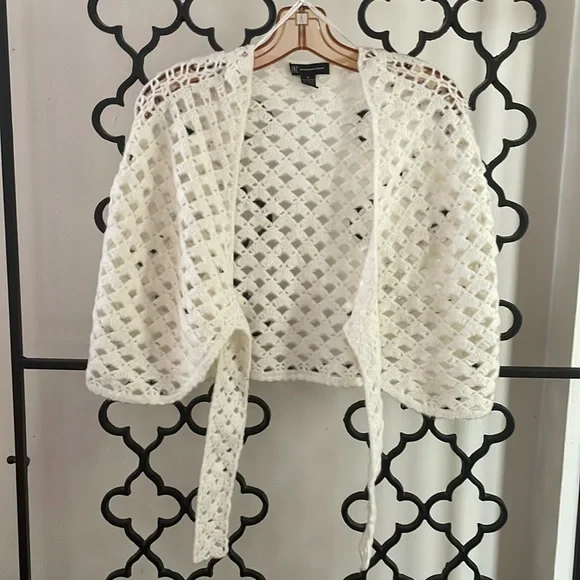 Crocheted Capelet Shawl with Tie Ivory - Picture 2 of 7